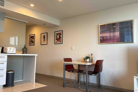 Amazing City Skyline Apartment - Pool, Gym, Sauna. - Accommodation Broome 1