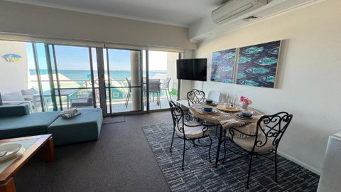 AN OCEAN,BEACHFRONT AND POOL VIEW Apartment 210 - Accommodation Broome 4