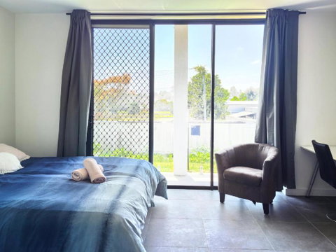 Aircon And Private Bathroom Walk To Train Station With Free Wifi Kitchen And Laundry - Accommodation Broome 1