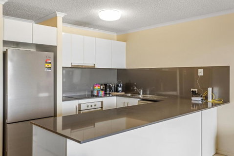 Albion Convenient Hideaway With Parking & Balcony - Accommodation Broome 2