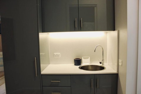 Architectural Crisp & Convenient Location - Accommodation Broome 3
