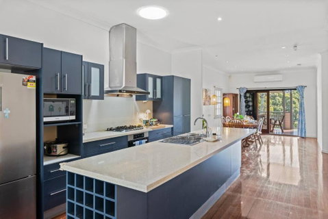 Artistic Queenslander With Park Views - Near City! - Accommodation Broome 2