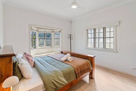 Artistic Queenslander With Park Views - Near City! - Accommodation Broome 4