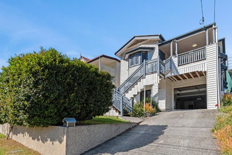 Artistic Queenslander With Park Views - Near City! - Accommodation Broome 1