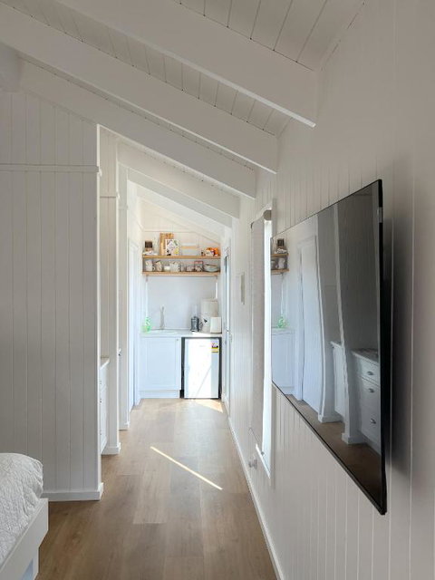 Banjos Cabin Gippsland - NEW Hamptons Retreat W King Bed Valley Views - Accommodation Broome 4
