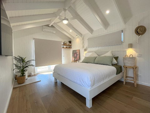 Banjos Cabin Gippsland - NEW Hamptons Retreat W King Bed Valley Views - Accommodation Broome 1