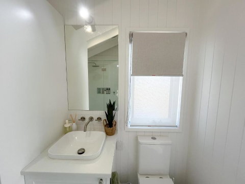 Banjos Cabin Gippsland - NEW Hamptons Retreat W King Bed Valley Views - Accommodation Broome 3