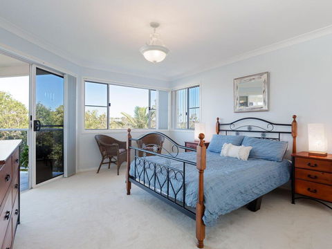 'GrandView', 10 Grandview Close - Huge House With Water Views, Aircon, WIFI, Netflix, Foxtel & Billiard Table - Accommodation Broome 1