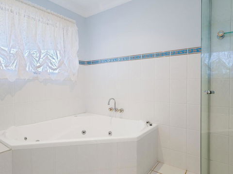 'GrandView', 10 Grandview Close - Huge House With Water Views, Aircon, WIFI, Netflix, Foxtel & Billiard Table - Accommodation Broome 2