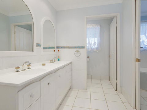 'GrandView', 10 Grandview Close - Huge House With Water Views, Aircon, WIFI, Netflix, Foxtel & Billiard Table - Accommodation Broome 3