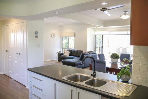 'Top Tier' Dog Friendly Holiday Home - Accommodation Broome 2