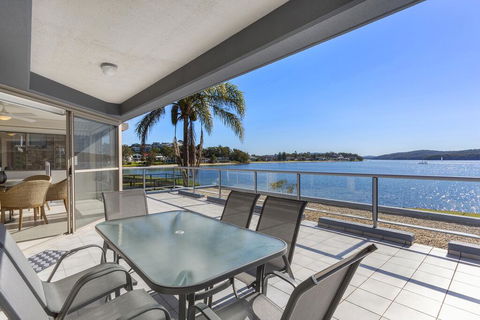 2 The Shores Soldiers Point - Waterfront - Uninterrupted Water Views INCLUDING ALL LINEN & TOWELS, Free Wi-Fi - Accommodation Broome 0