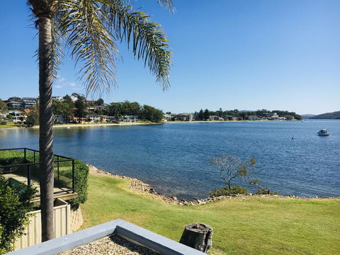 2 The Shores Soldiers Point - Waterfront - Uninterrupted Water Views INCLUDING ALL LINEN & TOWELS, Free Wi-Fi - Accommodation Broome 2