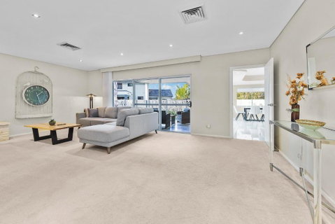 Beautiful House In Sylvania Waters - Accommodation Broome 4