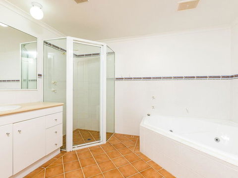 3 'Peninsula Waters', 2-4 Soldiers Point Rd - Beautiful Air Conditioned Unit With Pool, Lift & WIFI - Accommodation Broome 1