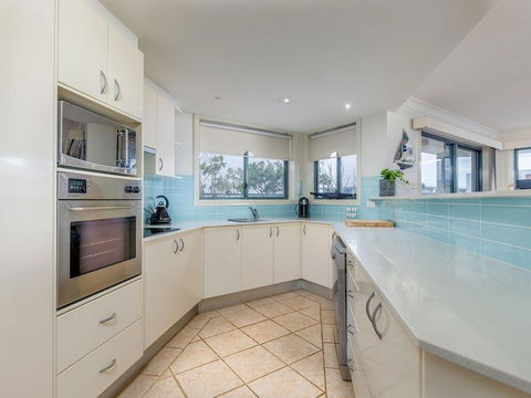 3 'Peninsula Waters', 2-4 Soldiers Point Rd - Beautiful Air Conditioned Unit With Pool, Lift & WIFI - Accommodation Broome 3