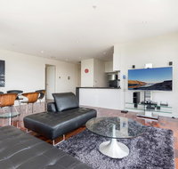 3-Bed Apartment with Parking Near Parks and Dining - Accommodation Broome