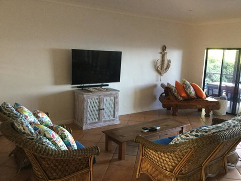 ABSOLUTE BEACHFRONT BLISS @ NEWELL BEACH - Accommodation Broome 3