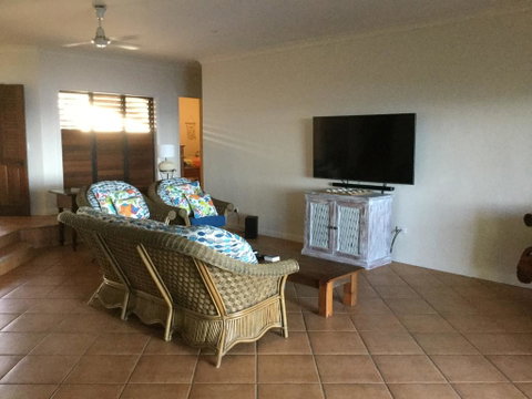 ABSOLUTE BEACHFRONT BLISS @ NEWELL BEACH - Accommodation Broome 2