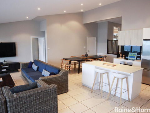 Absolutely Avoca - 114a Avoca Drive, Avoca Beach - Accommodation Broome 3