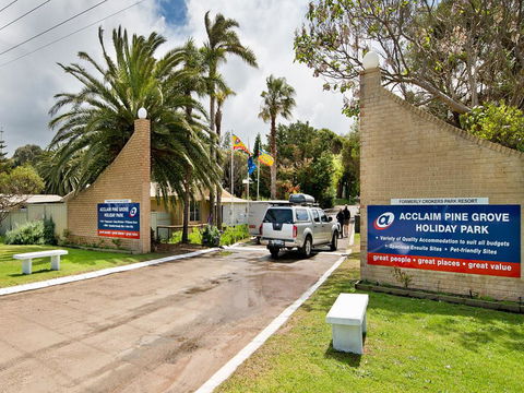 Acclaim Pine Grove Holiday Park - Accommodation Broome 0