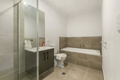 Dual Key 5BR Family Home With Stunning Interior - Accommodation Broome 1