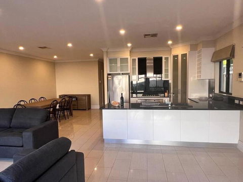 Executive Villa Close To CBD With Spa - Accommodation Broome 2
