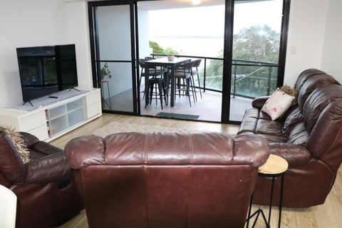 Family Friendly 3 Bedroom - River Views - Short Walk To The Beach - Accommodation Broome 2