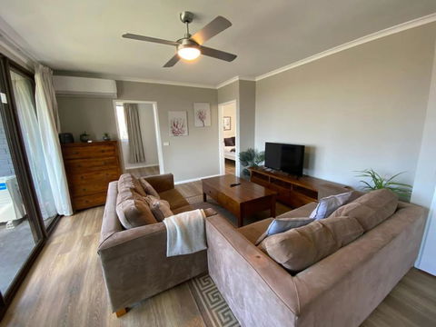 Family Friendly 4BR Townhouse Near Mt. Stromlo - Accommodation Broome 0