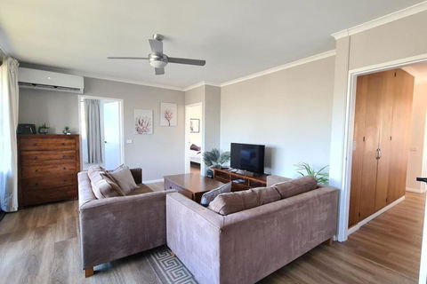 Family Friendly 4BR Townhouse Near Mt. Stromlo - Accommodation Broome 2