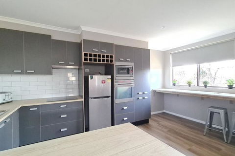 Family Friendly 4BR Townhouse Near Mt. Stromlo - Accommodation Broome 1