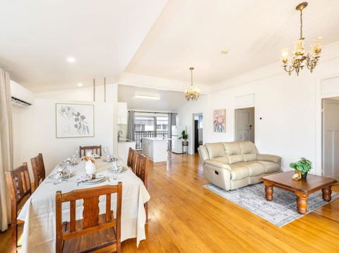 Family Friendly Cozy 4BR House At Annerley - Accommodation Broome 2