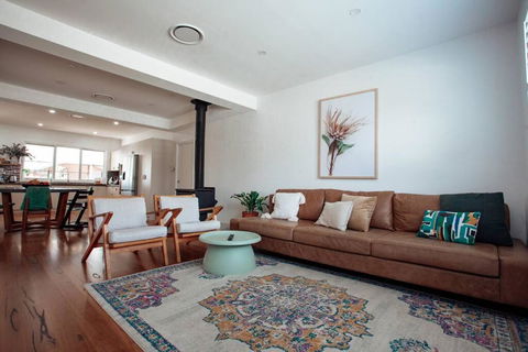 Family Friendly Home By The Lake - Accommodation Broome 3