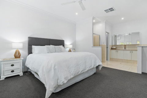 Family Haven Pool & Estuary Views - Accommodation Broome 3