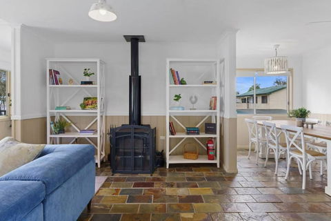 Family Friendly Waterfront Home With Games - Accommodation Broome 2