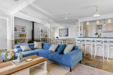 Family Friendly Waterfront Home With Games - Accommodation Broome 1