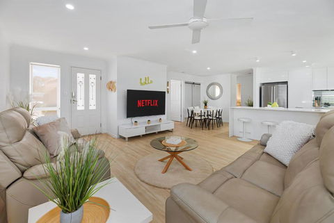 Family Coastal Getaway & Dog Welcome - Accommodation Broome 3