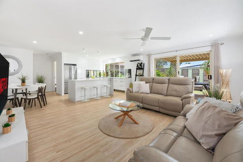 Family Coastal Getaway & Dog Welcome - Accommodation Broome 1