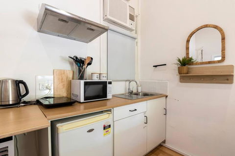 Gawler Townhouses 1C , 1 Queen Bed - Accommodation Broome 4