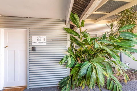 Gawler Townhouses 1C , 1 Queen Bed - Accommodation Broome 3