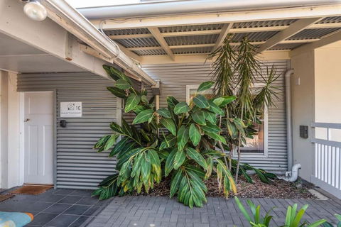 Gawler Townhouses 1C , 1 Queen Bed - Accommodation Broome 2