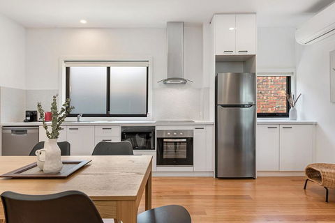 Gorgeous 3-Bed House With Spacious Shared Backyard - Accommodation Broome 2