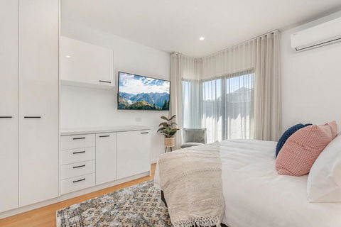 Gorgeous 3-Bed House With Spacious Shared Backyard - Accommodation Broome 3