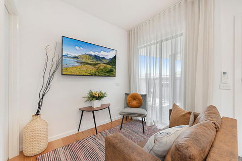 Gorgeous 3-Bed House With Spacious Shared Backyard - Accommodation Broome 0