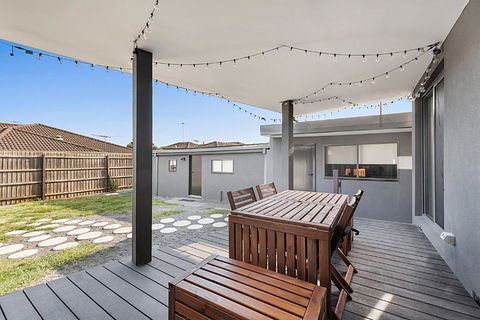 Gorgeous 3-Bed House With Spacious Shared Backyard - Accommodation Broome 4