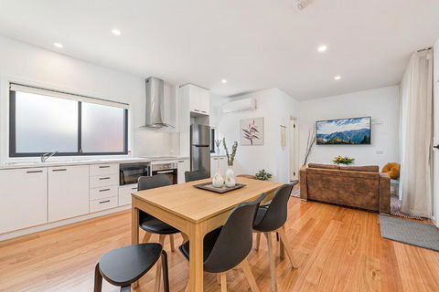 Gorgeous 3-Bed House With Spacious Shared Backyard - Accommodation Broome 1