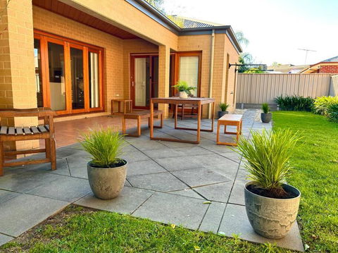 Grand Retreat In Peaceful Street - Accommodation Broome 1