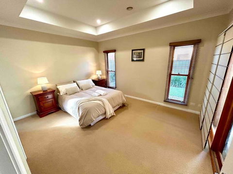 Grand Retreat In Peaceful Street - Accommodation Broome 3