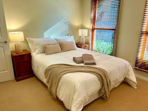 Grand Retreat In Peaceful Street - Accommodation Broome 4