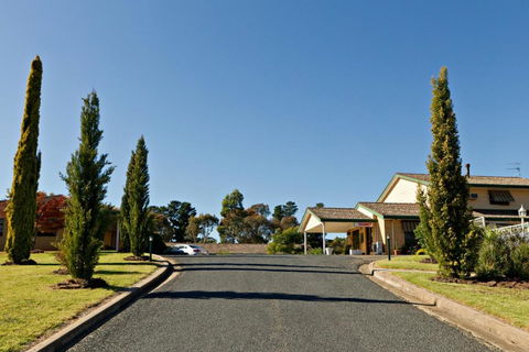 Hilltops Retreat Motor Inn - Accommodation Broome 0